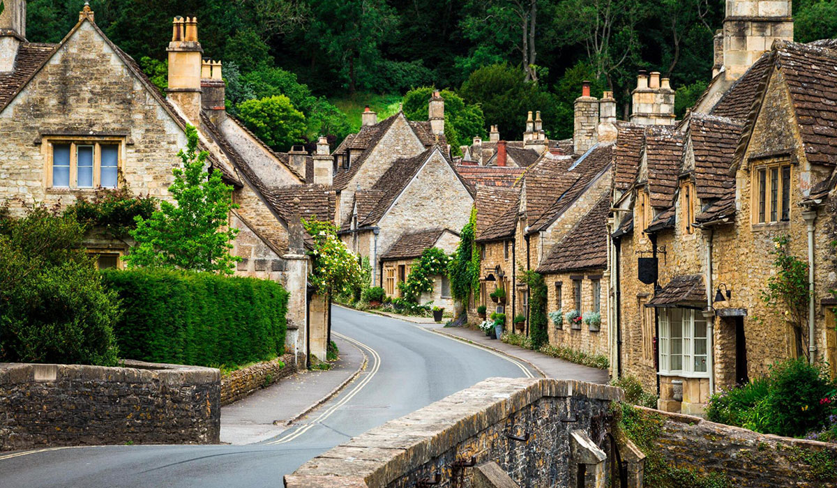 Top 10  Best Tourist Places to Visit in UK